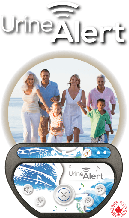 Une famille multigénérationnelle souriante marche sur la plage, accompagnée du dispositif Urine-Alert, conçu pour traiter l’énurésie.