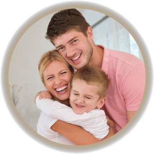 Un jeune garcon heureux au cou de ses parents
