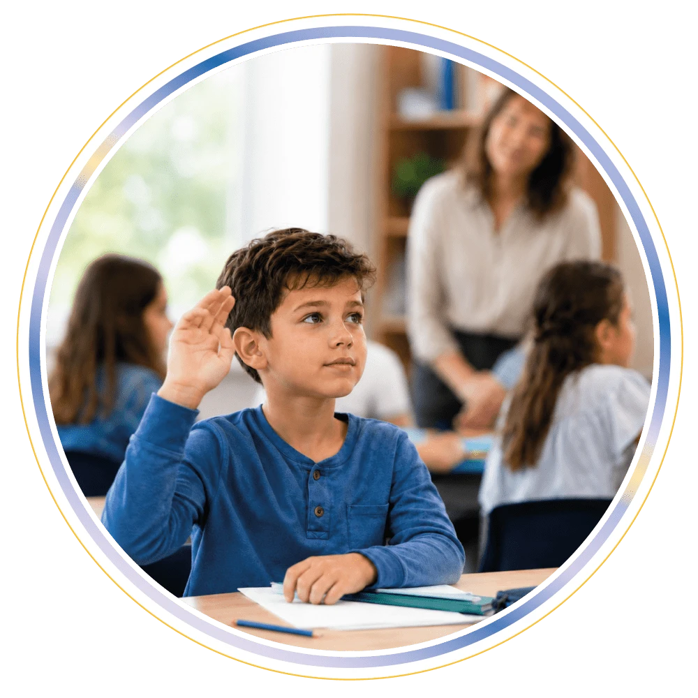 Enfant levant timidement la main en classe pour demander d’aller aux toilettes